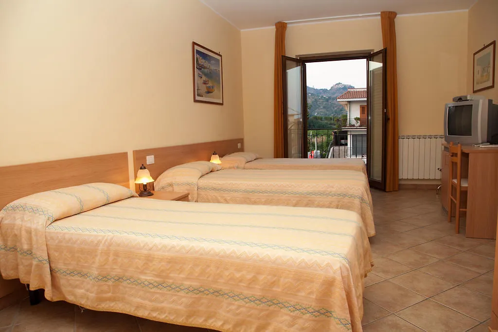 Caffe Nuovo 2 Holiday Rooms Trappitello Pensionat