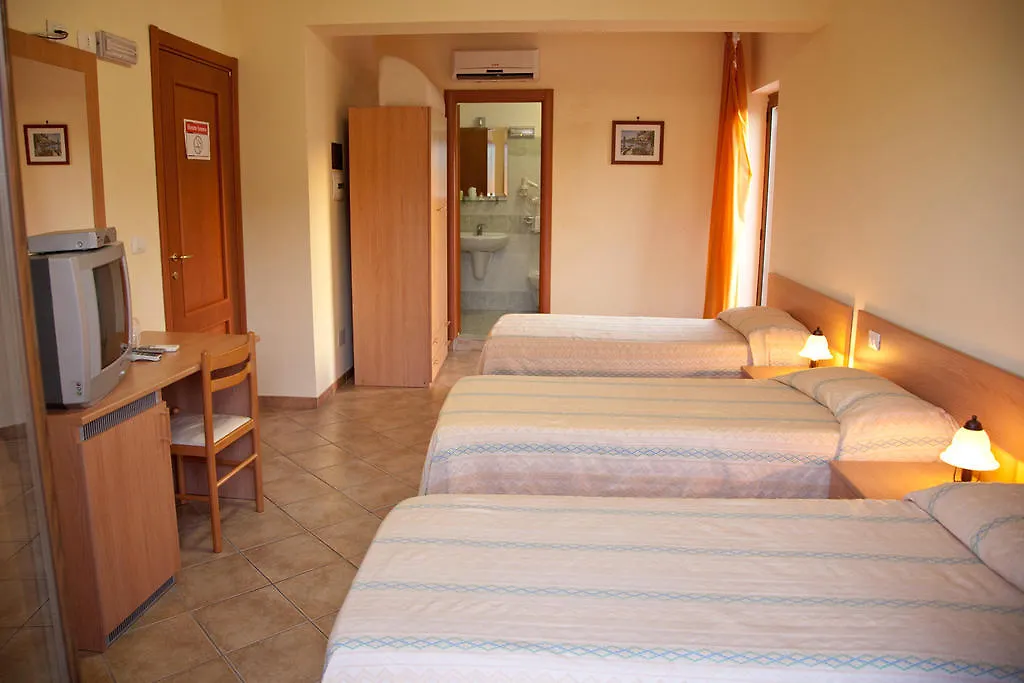 Caffe Nuovo 2 Holiday Rooms Trappitello