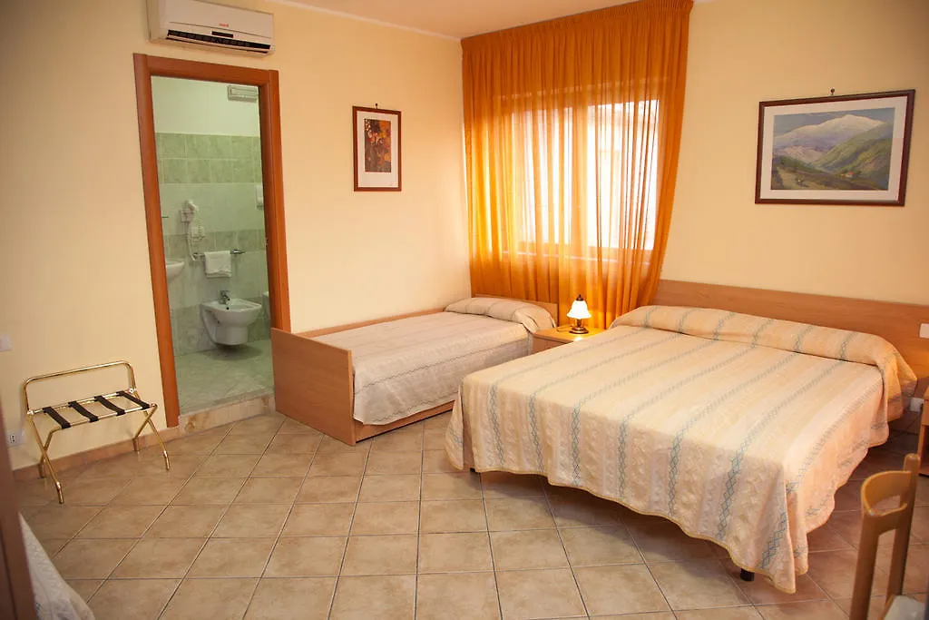 Caffe Nuovo 2 Holiday Rooms Trappitello Pensionat